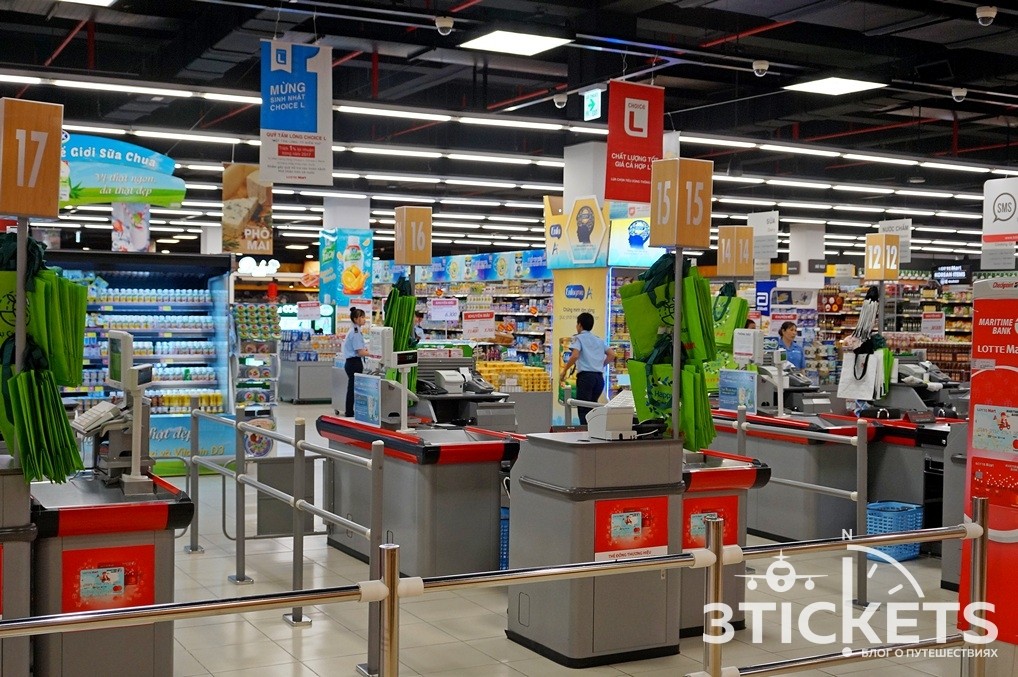 Огромный супермаркет Лотте занимает два этажа (как в Coop Mart).
